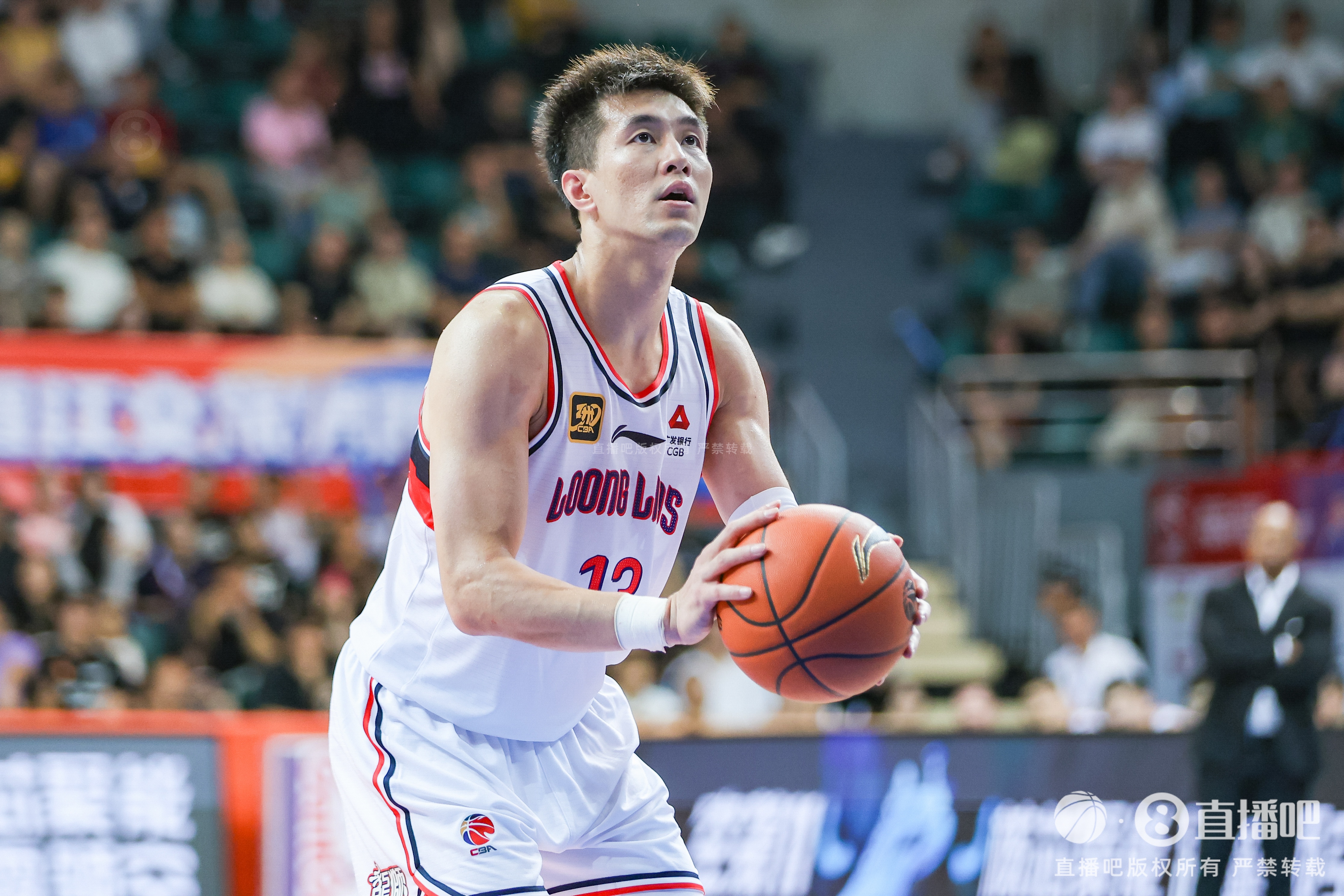 半岛体育-郭艾伦&amp;家人被骗千万！记者：他是球痴容易信朋友 给坏人可乘之机